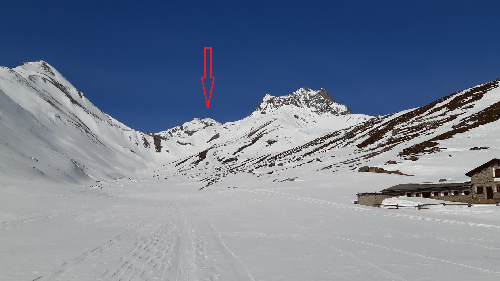 v pozadí Piz Pischa 3173m. údolie Escha v_pozadí_Piz_Pischa_3173m._údolie_Escha