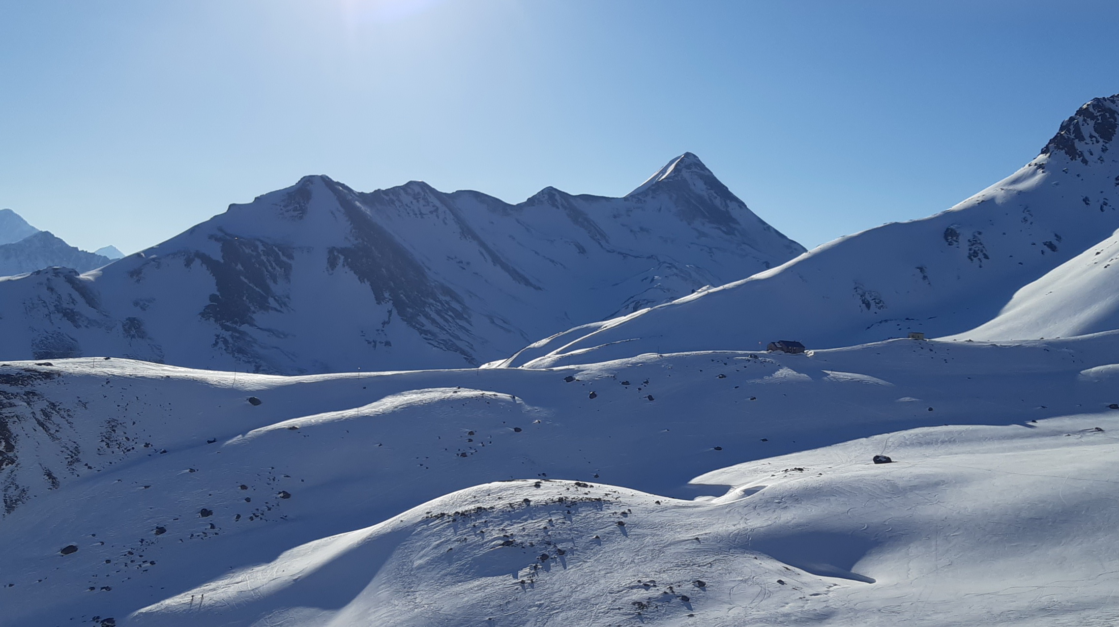 v piatom poslednom sedle, na hrebeni v popredí chata Escha, v pozadí Piz Blaisun v_piatom_poslednom_sedle,_na_hrebeni_v_popredí_chata_Escha,_v_pozadí_Piz_Blaisun