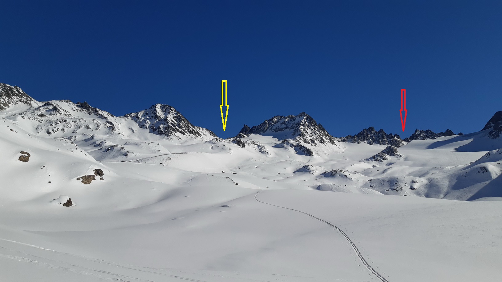 návrat späť cez porta Escha 3007m. (červená šípka) žltá označuje Fuorcla Viluoch kde som šiel včera návrat_späť_cez_porta_Escha_3007m._(červená_šípka)_žltá_označuje_Fuorcla_Viluoch_kde_som_šiel_včera