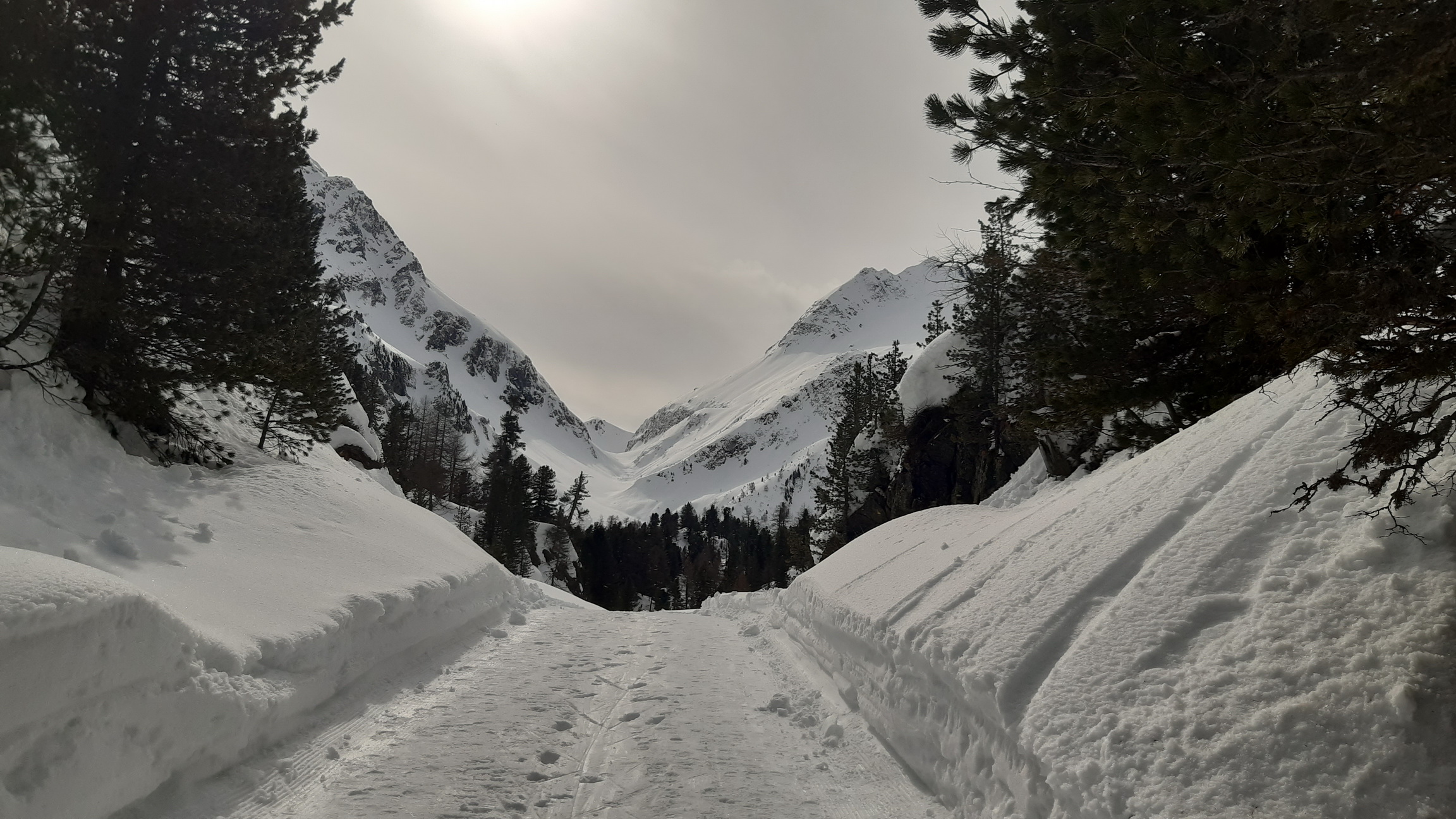 bežecká_stopa_výrazne_pomáha,_pozadie_Passo_Muretto