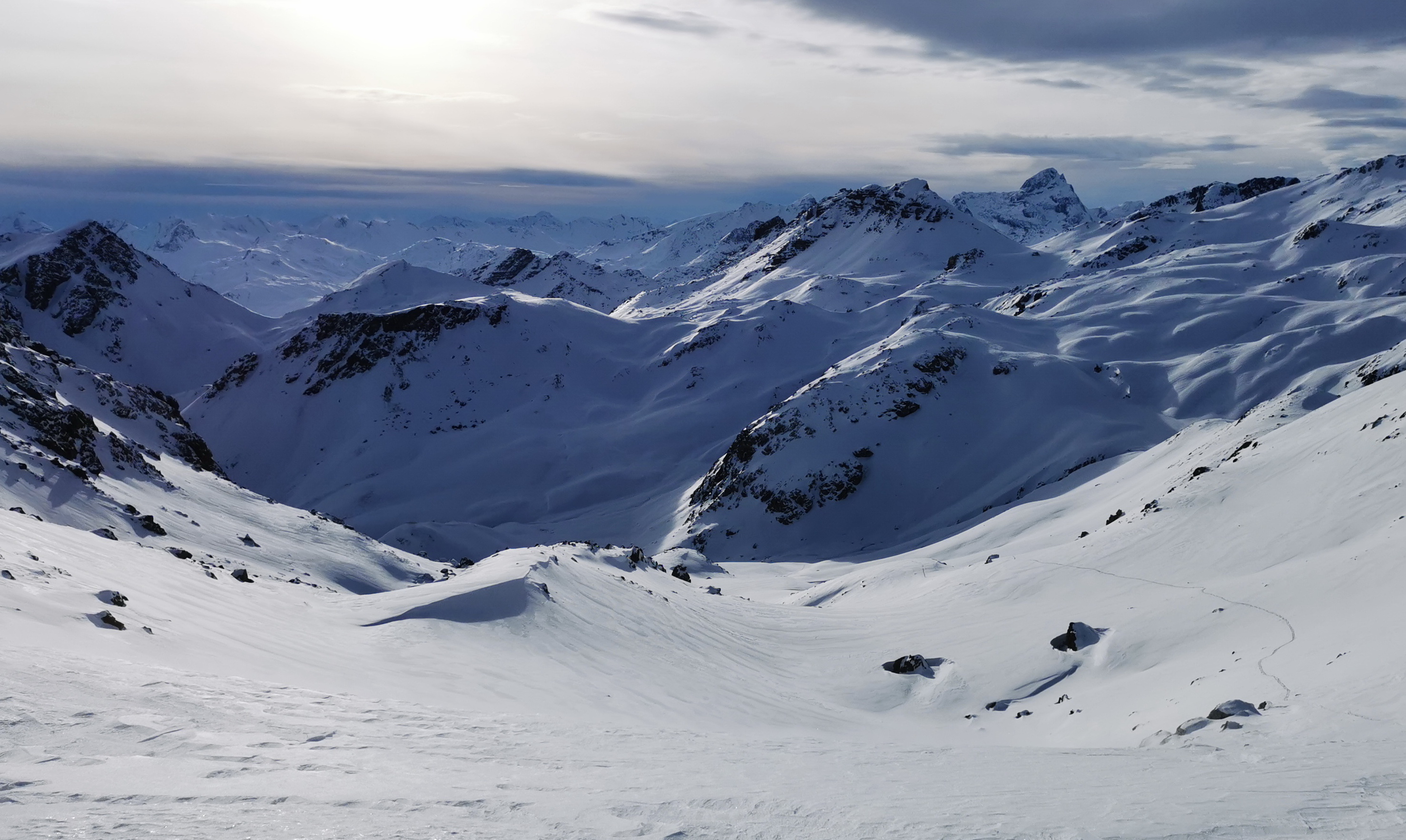 Fuorcla_Chamuotsch_2923m._slnko_pomaly_zapadá_a_mňa_už_čaká_posledný_zjazd_ku_autu